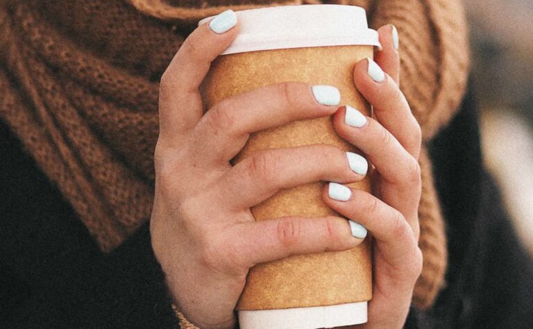 Cuáles son los colores de uñas que rejuvenecen tus manos