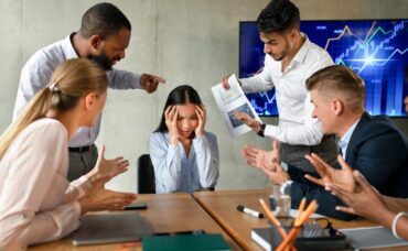 El peligroso ‘mobbing’, cuando el acoso laboral llega en grupo