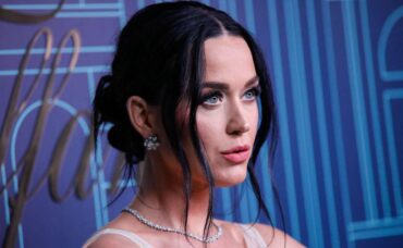 Katy Perry buscando su asiento en la coronación se hace viral