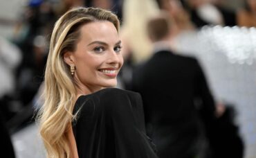 Margot Robbie impone moda con bikini top en desfile de Chanel