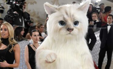 ¡Más gatos! Jared Leto llega a la Met Gala con botarga de 'Choupette'