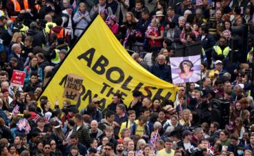 ‘No es mi rey’, dicen manifestantes cerca de Abadía de Westminster