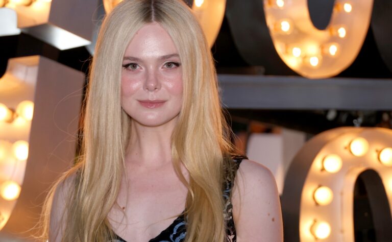 Elle Fanning se une al 'braless' con vestido metálico en Cannes