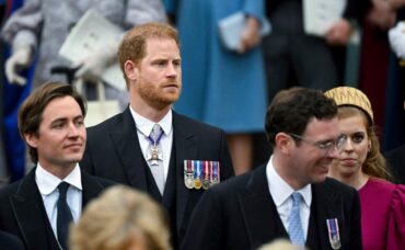 Lo que experta en lenguaje corporal dice de Harry en la coronación