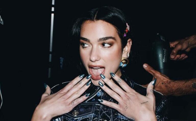 Dua Lipa parece Barbie futurista con look de su colección