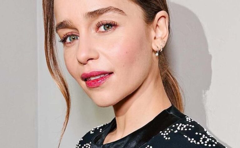 El look floral de Emilia Clarke en premier de Marvel