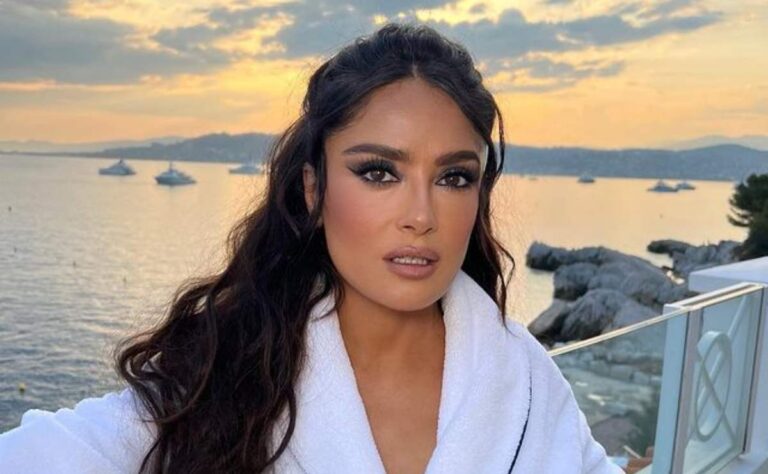 Salma Hayek muestra con orgullo sus arrugas y canas