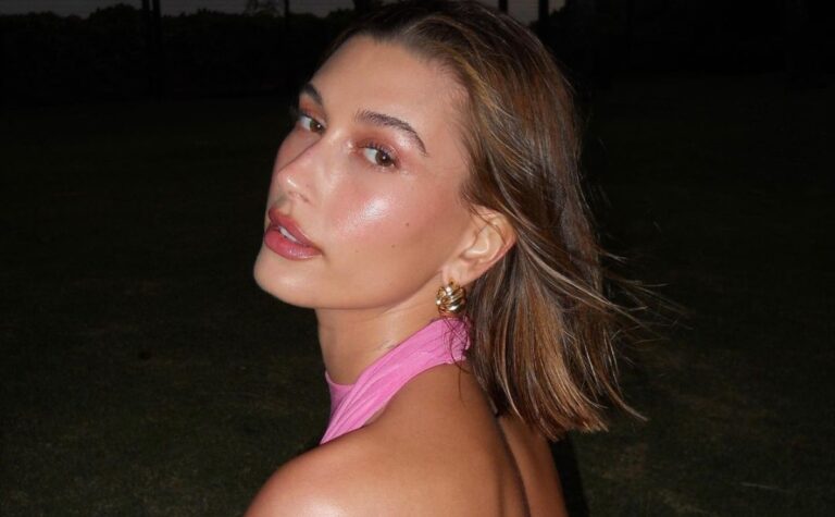 Hailey Bieber modela deslumbrante minivestido estilo 'barbiecore'