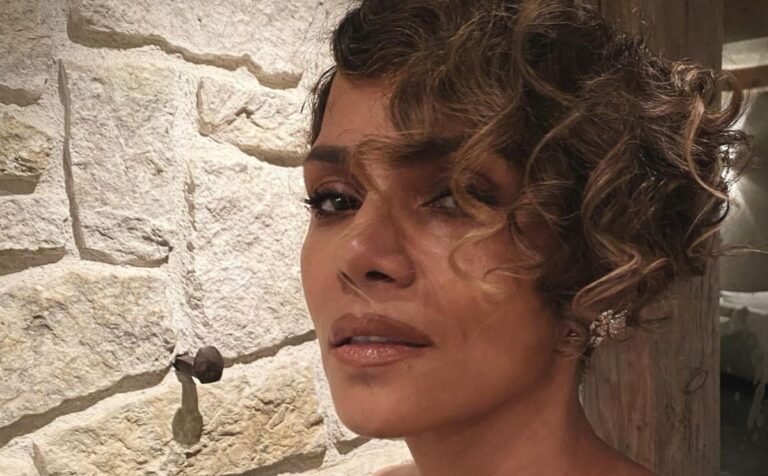 Halle Berry brilla con vestido de satín y piernas kilométricas