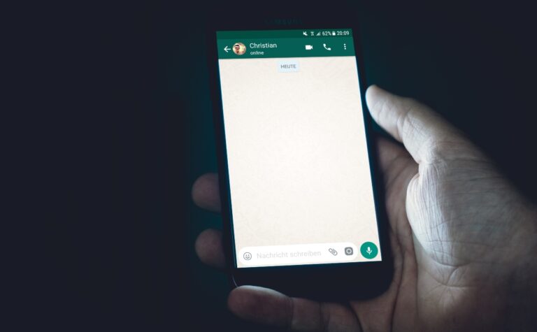 El truco para leer mensajes de WhatsApp sin que se den cuenta