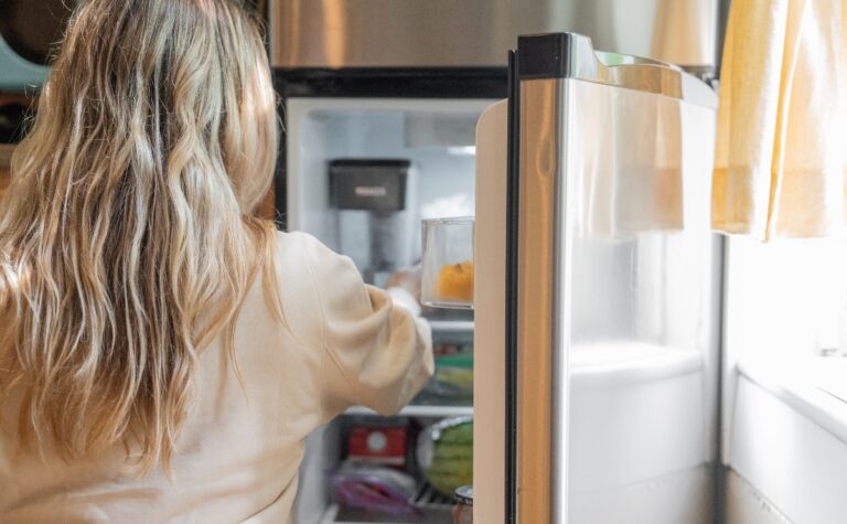 Por qué no debes guardar las papas y cebollas en el refrigerador