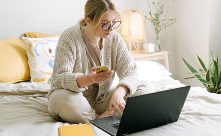 Por qué NO deberías trabajar en tu cama si haces home office