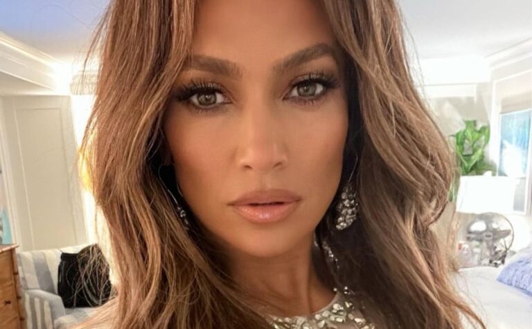 JLo posa en lencería y se prepara para el festejo por sus 54 años