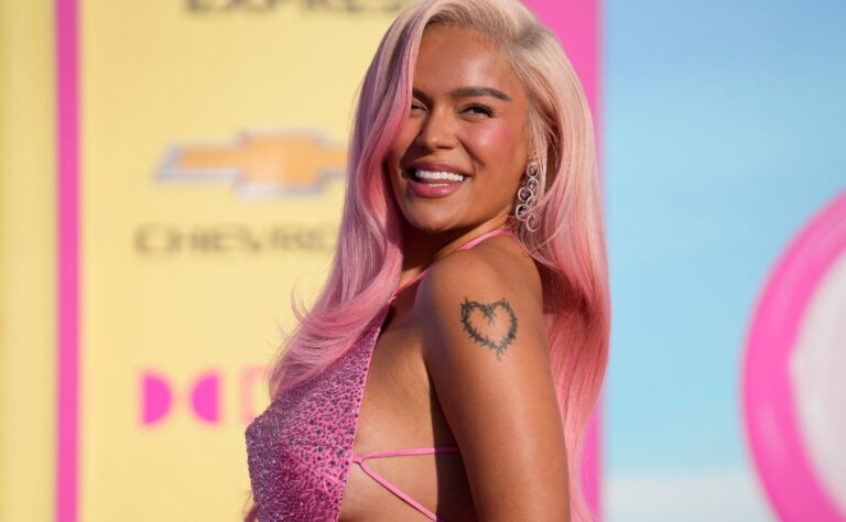 Karol G deslumbra con atrevido atuendo en la premiere de 'Barbie'