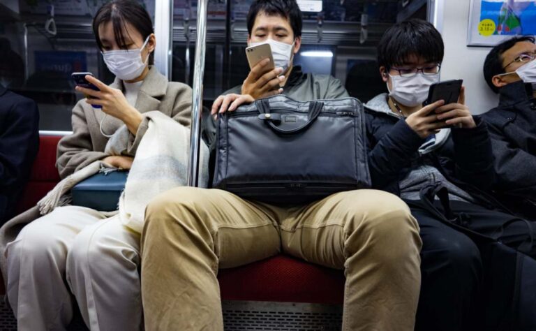 'Manspreading', un micromachismo en el transporte público