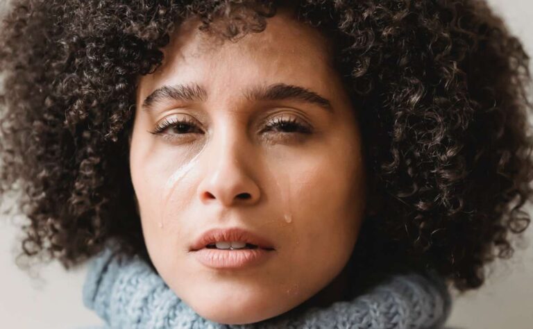 Cómo quitar los ojos hinchados después de llorar