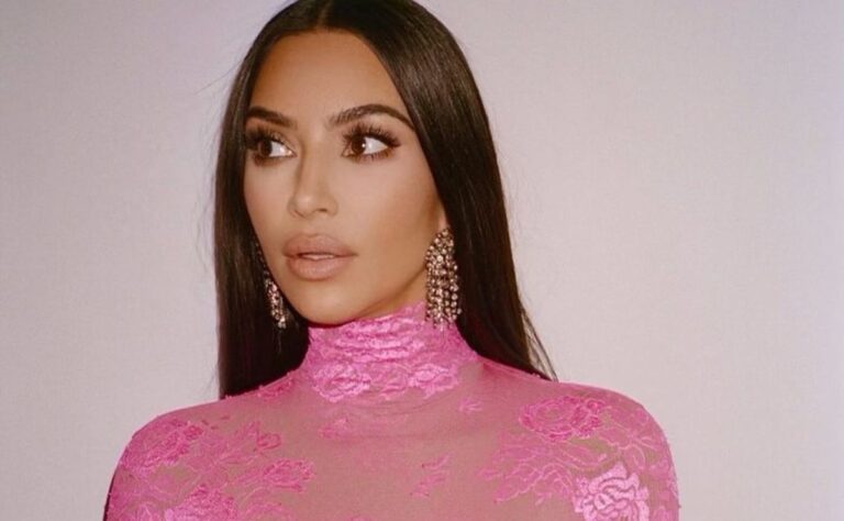 Kim Kardashian brilla en la oscuridad con bikini fluorescente