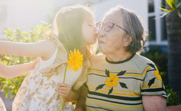 Por qué NO debes obligar a tus hijos a saludar de abrazo y beso