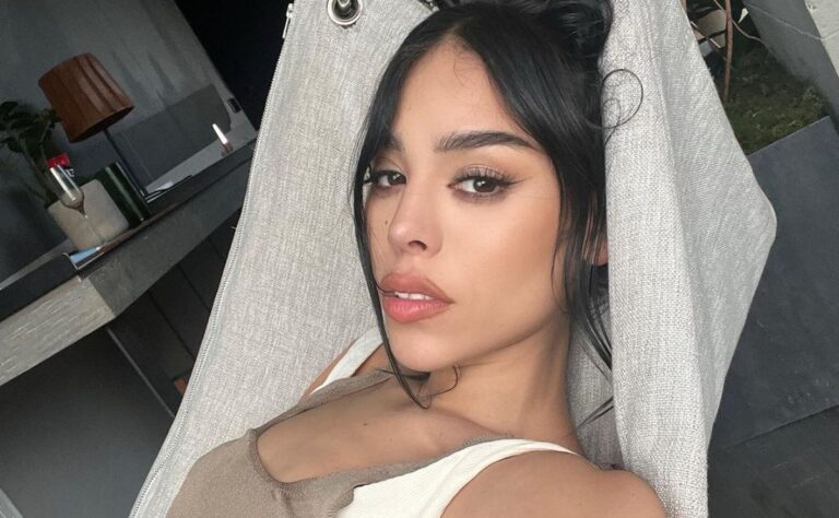 Danna Paola luce espectacular look de látex y 3 metros de altura