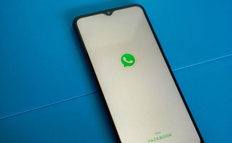 El truco para escuchar un audio de WhatsApp sin que se den cuenta