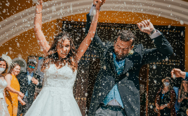 Por qué en las bodas se avienta arroz a los novios