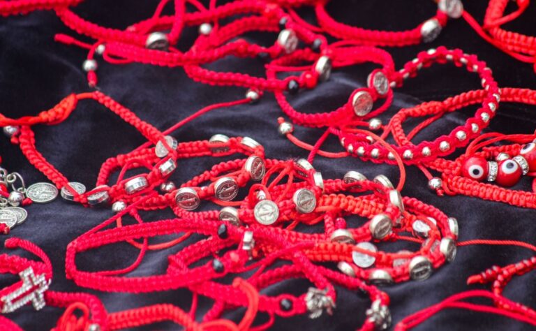 Cómo usar pulseras de hilo rojo para alejar las malas energías