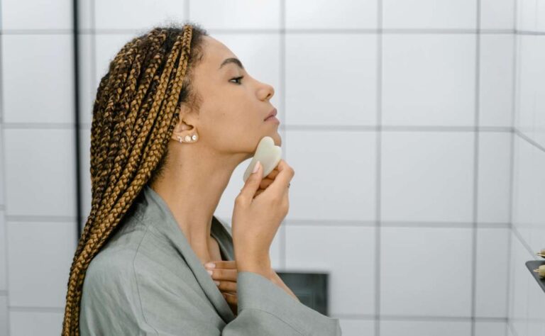 Si usas una gua sha en tu rostro, no cometas estos errores