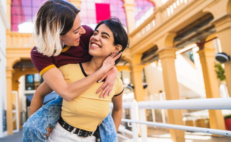 Prejuicios que las mujeres lesbianas todavía enfrentan en pleno 2024