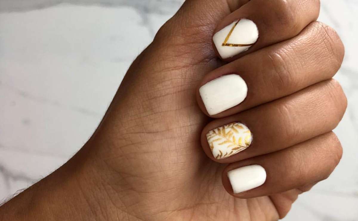 diseños-de-uñas-blancas-con-dorado (7)