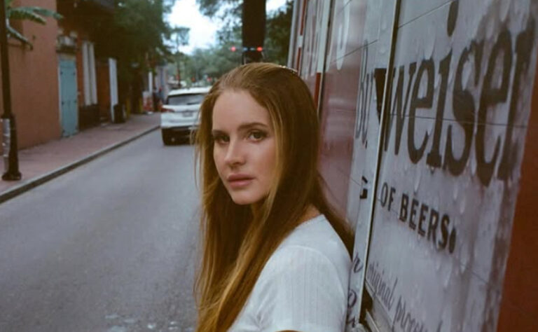 Lana del Rey rompe el silencio sobre su boda con guía de turistas