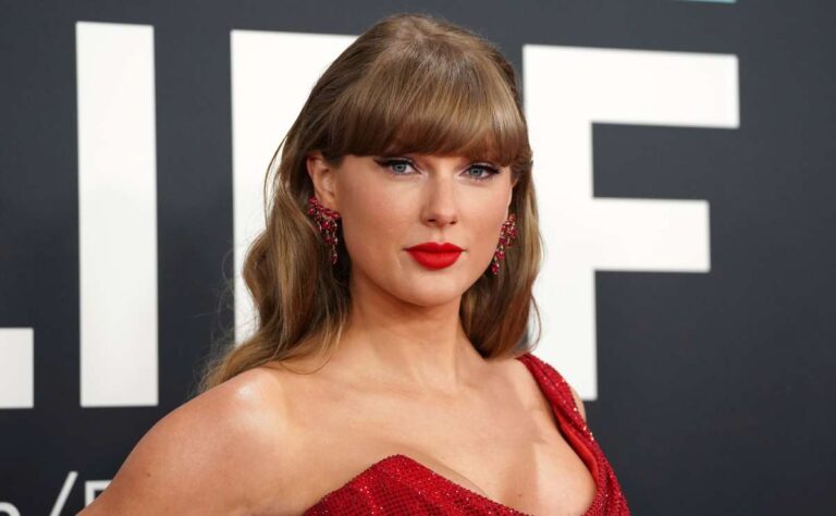 Los mensajes ocultos del vestido de Taylor Swift en los Grammy 2025