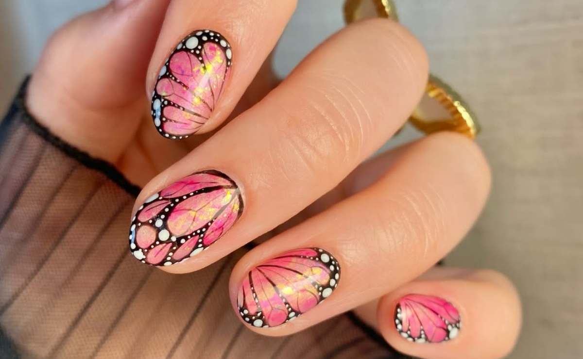 Diseños de uñas con mariposas para brillar a donde vayas