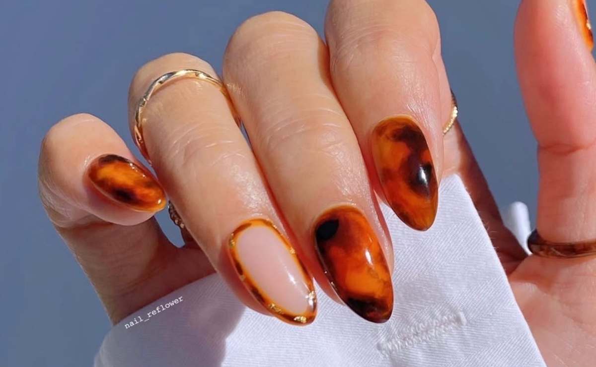 Uñas tortoise, el animal print más cool para primavera 2025